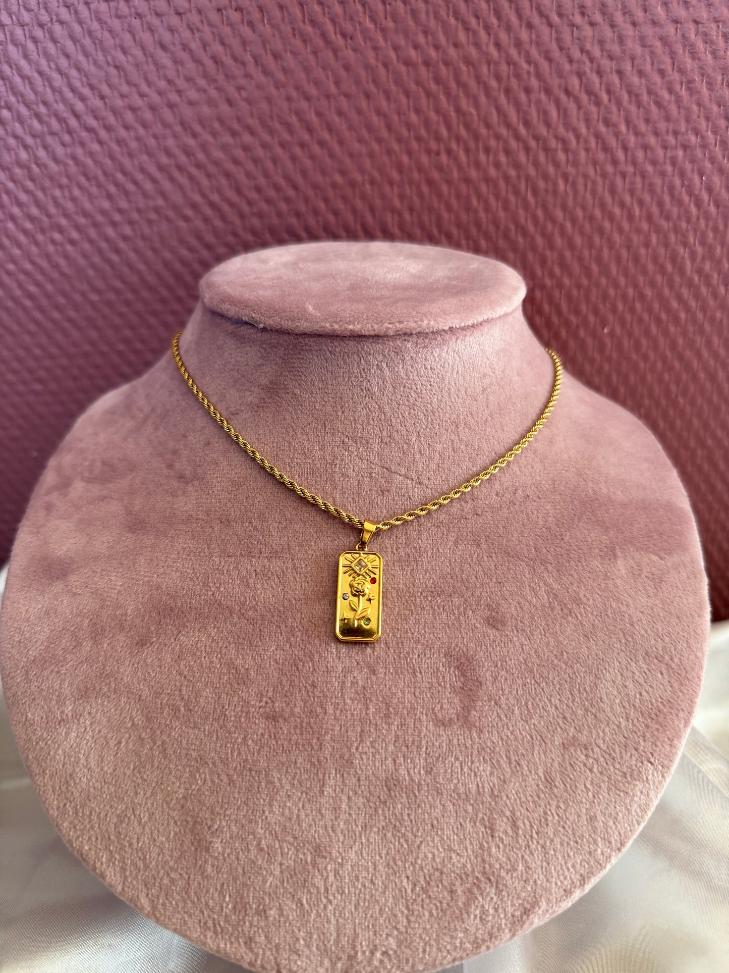 Collier plaque fleur