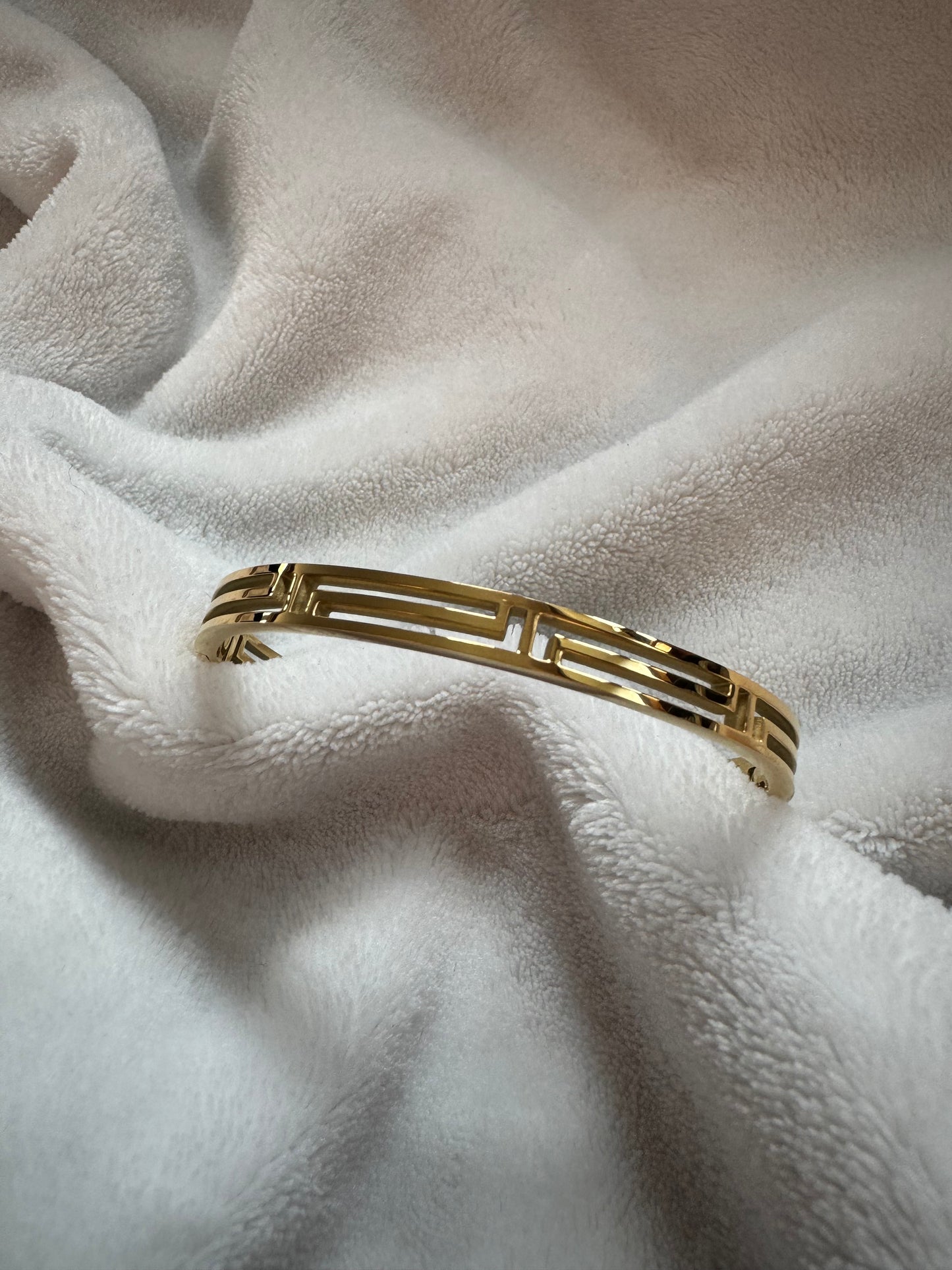 “Wall pattern” bangle bracelet
