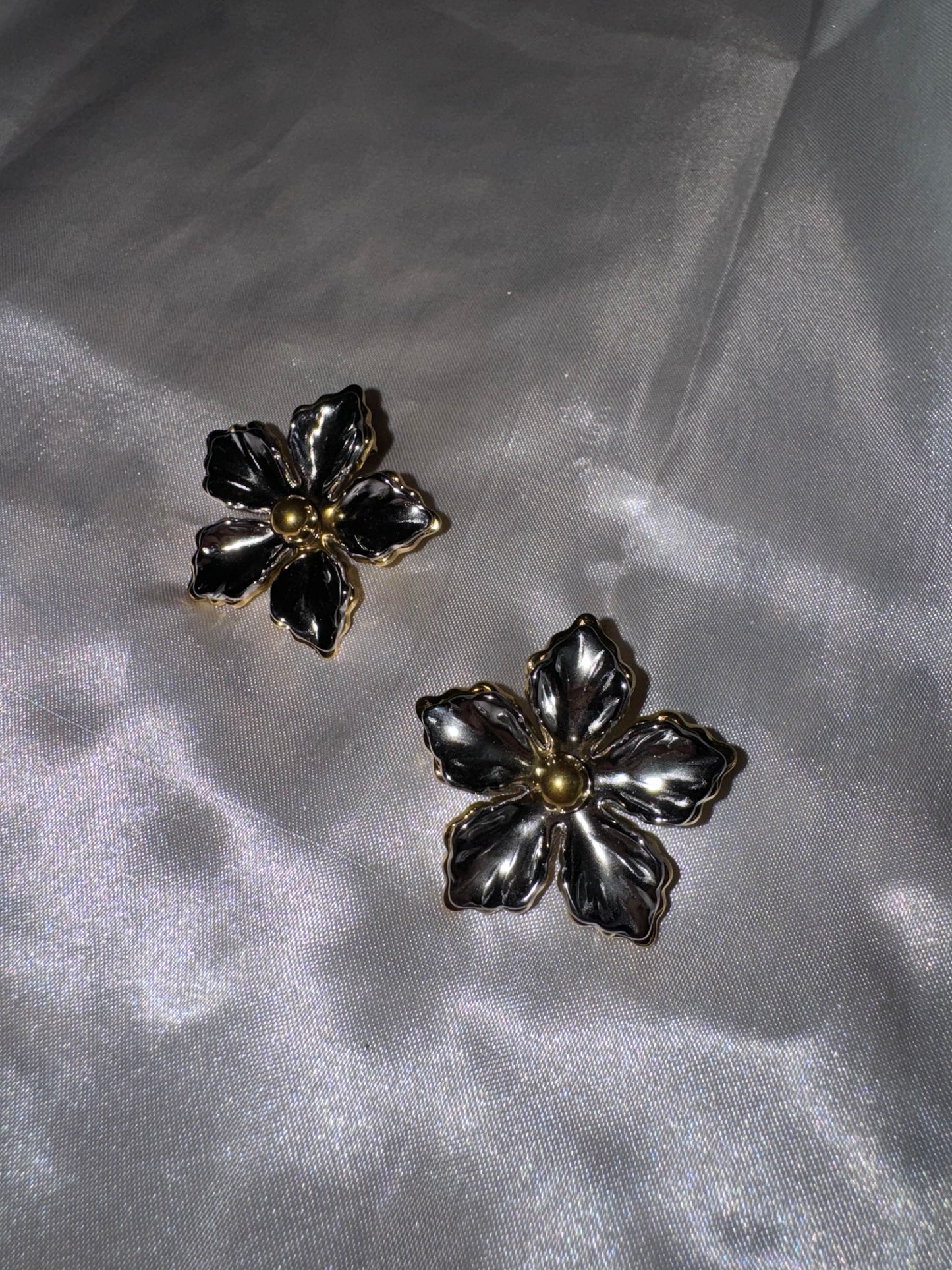 Boucle d’oreille “fleur argenté”