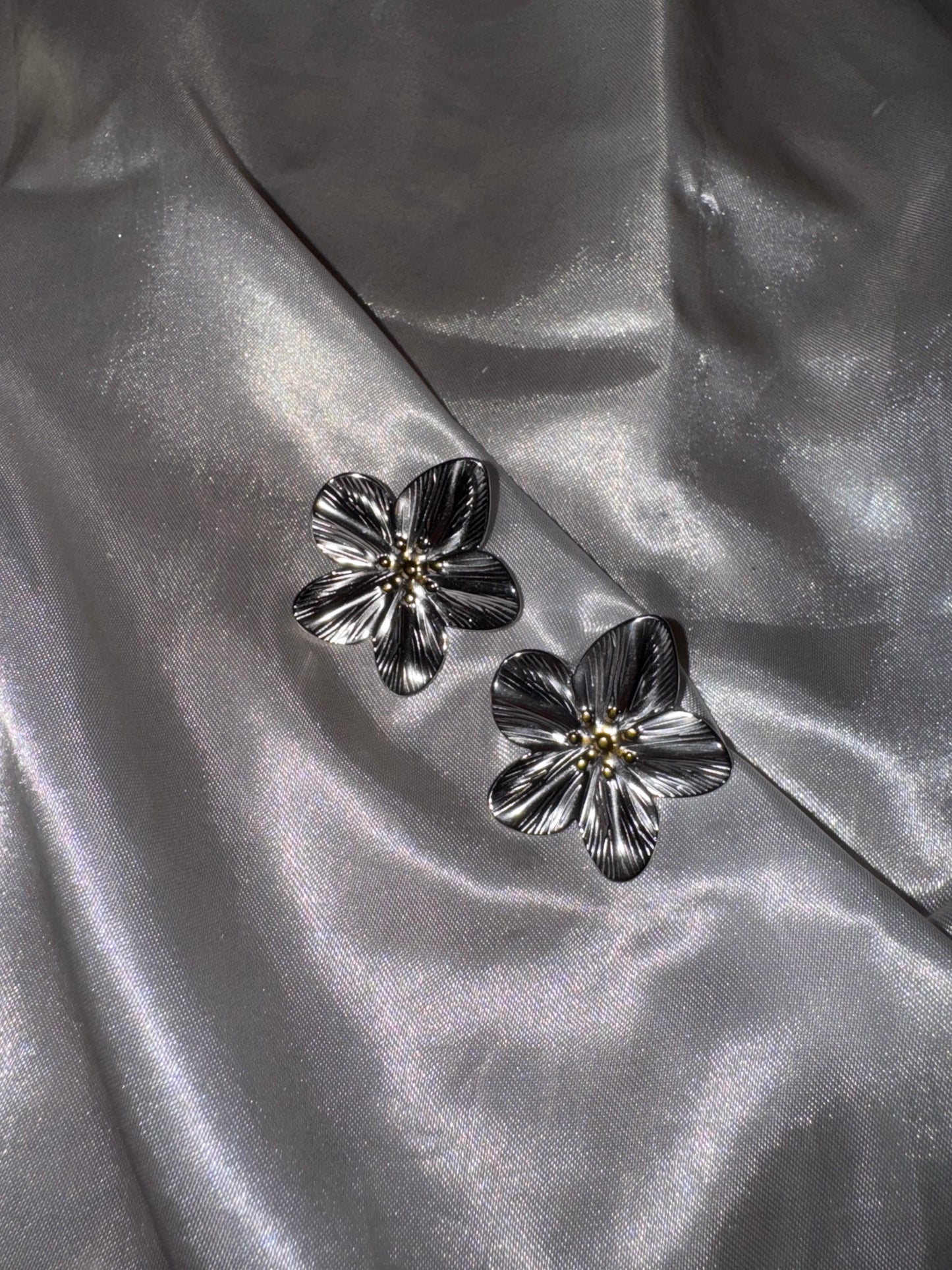 Boucle d’oreille « floral » argenté et pointe de doré