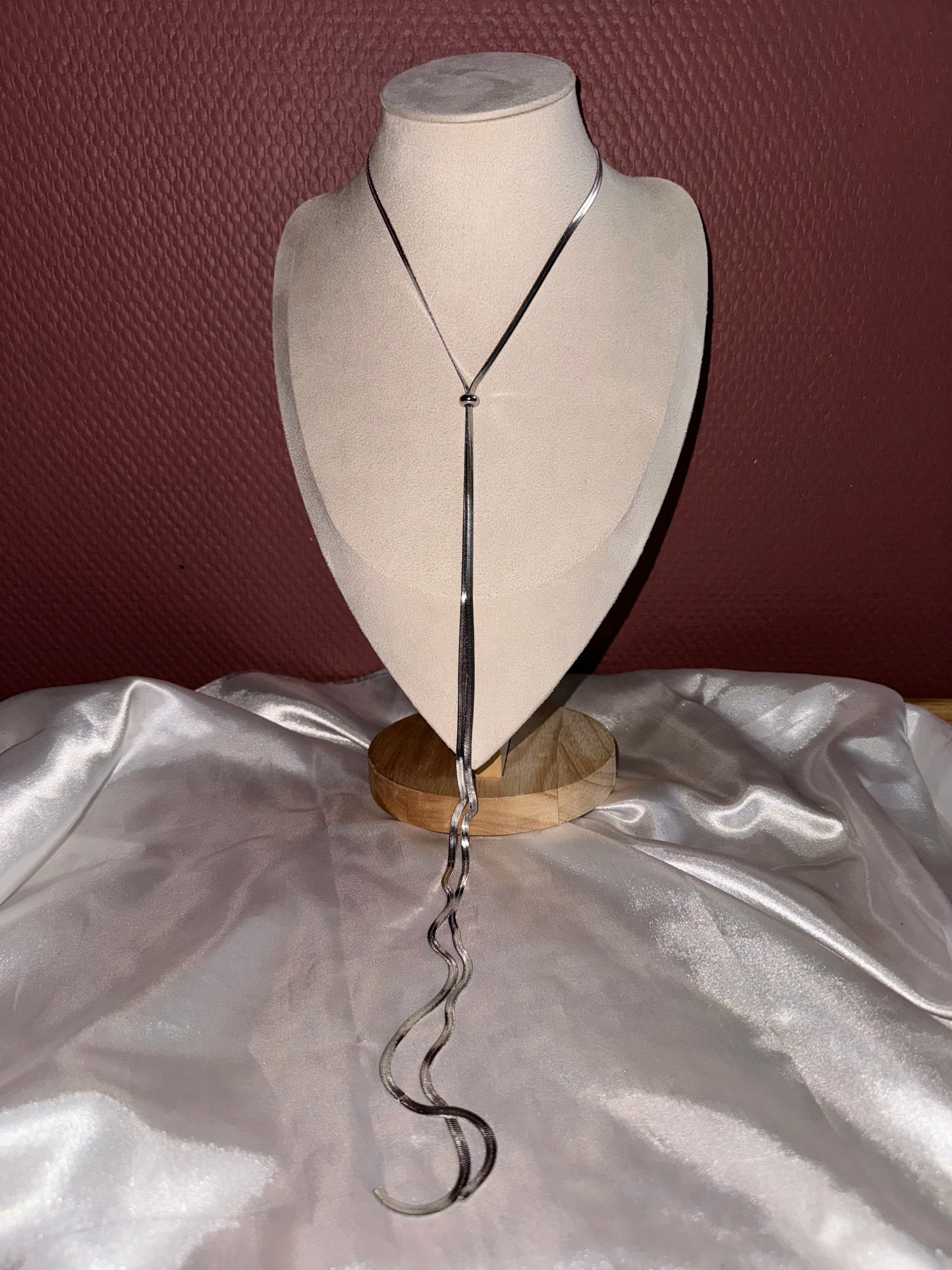 Collier “cravate”
